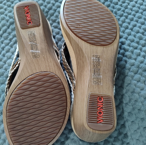 Vionic gold and white heeled sandal - Picture 3 of 5